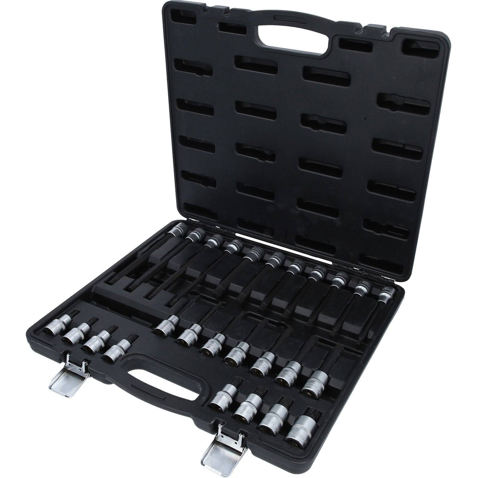 Eine offene schwarze Kunststoffbox, die verschiedene Metallstecker und Schraubenschlüssel ordentlich in Fächern angeordnet enthält.