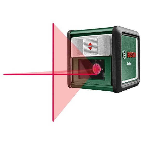 Ein Bosch Quigo Lasernivelliergerät, das eine rote Kreuzlinie für präzise Ausrichtung bei Bau- oder Heimwerkerarbeiten projiziert.
