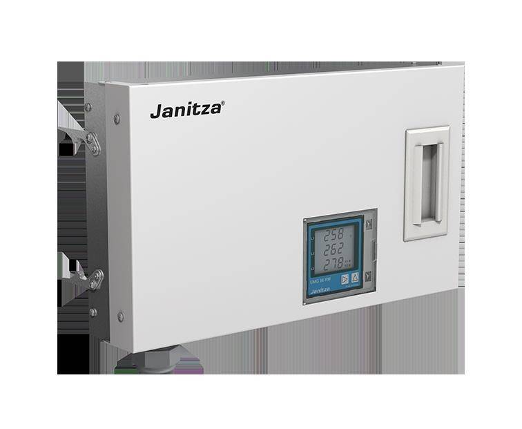 Ein weißes Janitza-Elektrogerät mit digitaler Anzeige, die Messwerte zeigt. Es ist an einer Wandhalterung montiert.