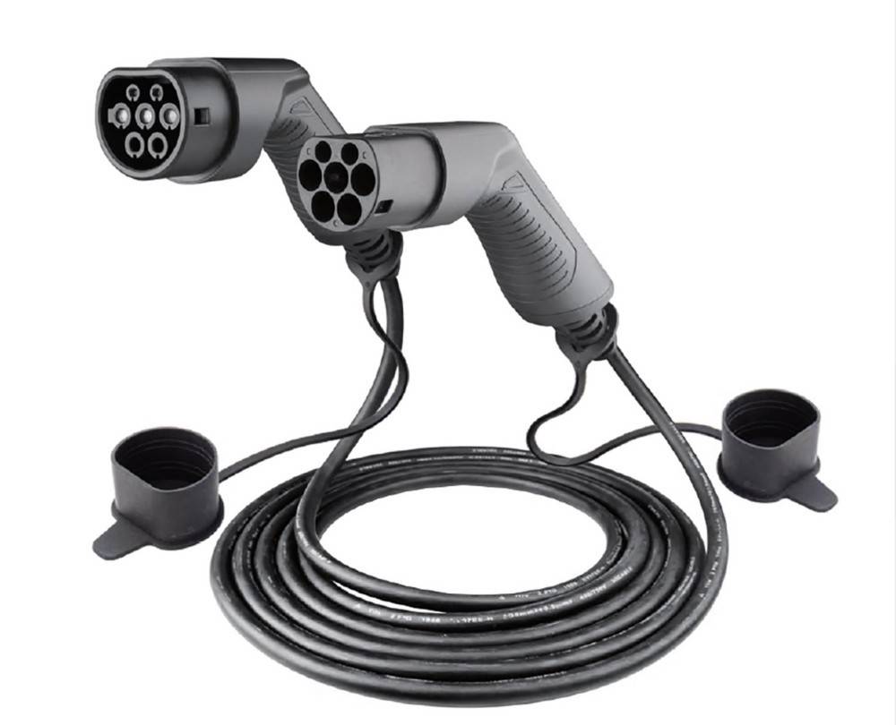 Bild eines dualen Ladekabels für Elektrofahrzeuge (EV), das zwei Anschlüsse und ein aufgewickeltes Kabel zeigt. Die Anschlüsse sind für die Kompatibilität mit verschiedenen EV-Modellen konzipiert.