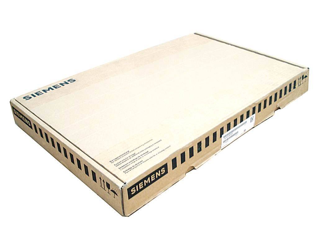 Geschlossene Kartonschachtel der Marke 'Siemens', zur Versand- oder Lagerzwecken, mit aufgedruckten Symbolen zur Behandlungsanweisung.