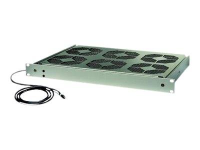 Ein Metallregal mit Montagefähigkeit, ausgestattet mit sechs sechseckigen Belüftungsausschnitten und einem angeschlossenen Kabel, konzipiert für die Luftzirkulation von elektronischen Geräten.