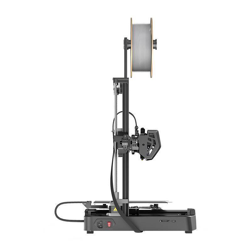 Ein 3D-Drucker mit einer Filamentspule auf der Oberseite und einem Extruder in der Mitte. Der Drucker hat eine flache Basis und einen sichtbaren Netzschalter sowie ein Netzkabel.