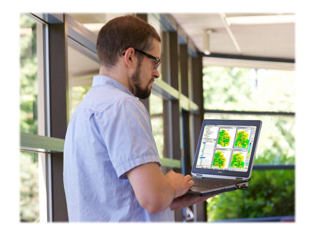 Mann, der Wärmebilddaten in der Landwirtschaft auf einem Laptop untersucht, in Innenräumen, mit mehreren farbigen Kartenpanels auf dem Bildschirm angezeigt.