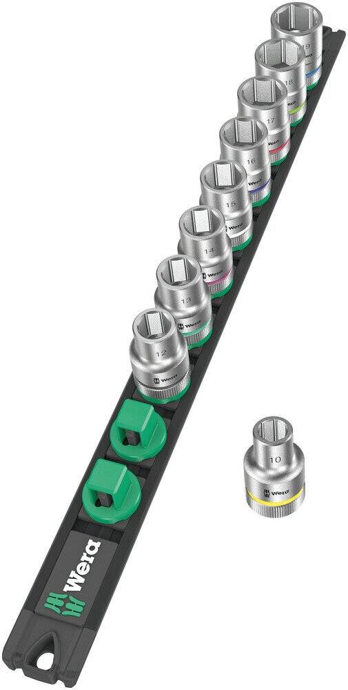 Werkzeugablage mit einem Satz silberner Wera-Steckbits, die nach Größe geordnet sind, plus zwei grüne Adapter und ein loser Steckbit neben der Schiene.