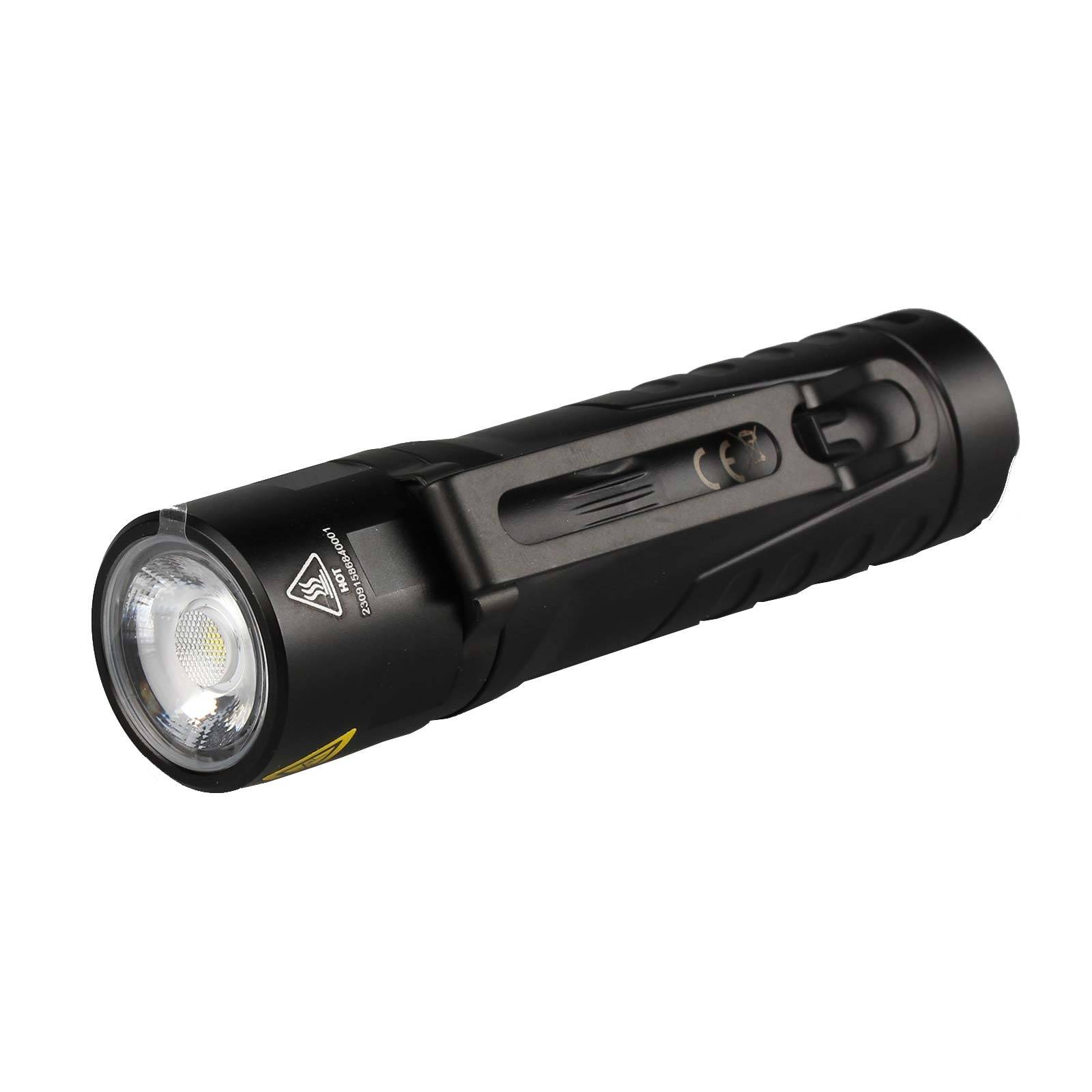 Schwarze tragbare Taschenlampe mit LED-Linse und Seitenclip, gezeigt auf weißem Hintergrund.