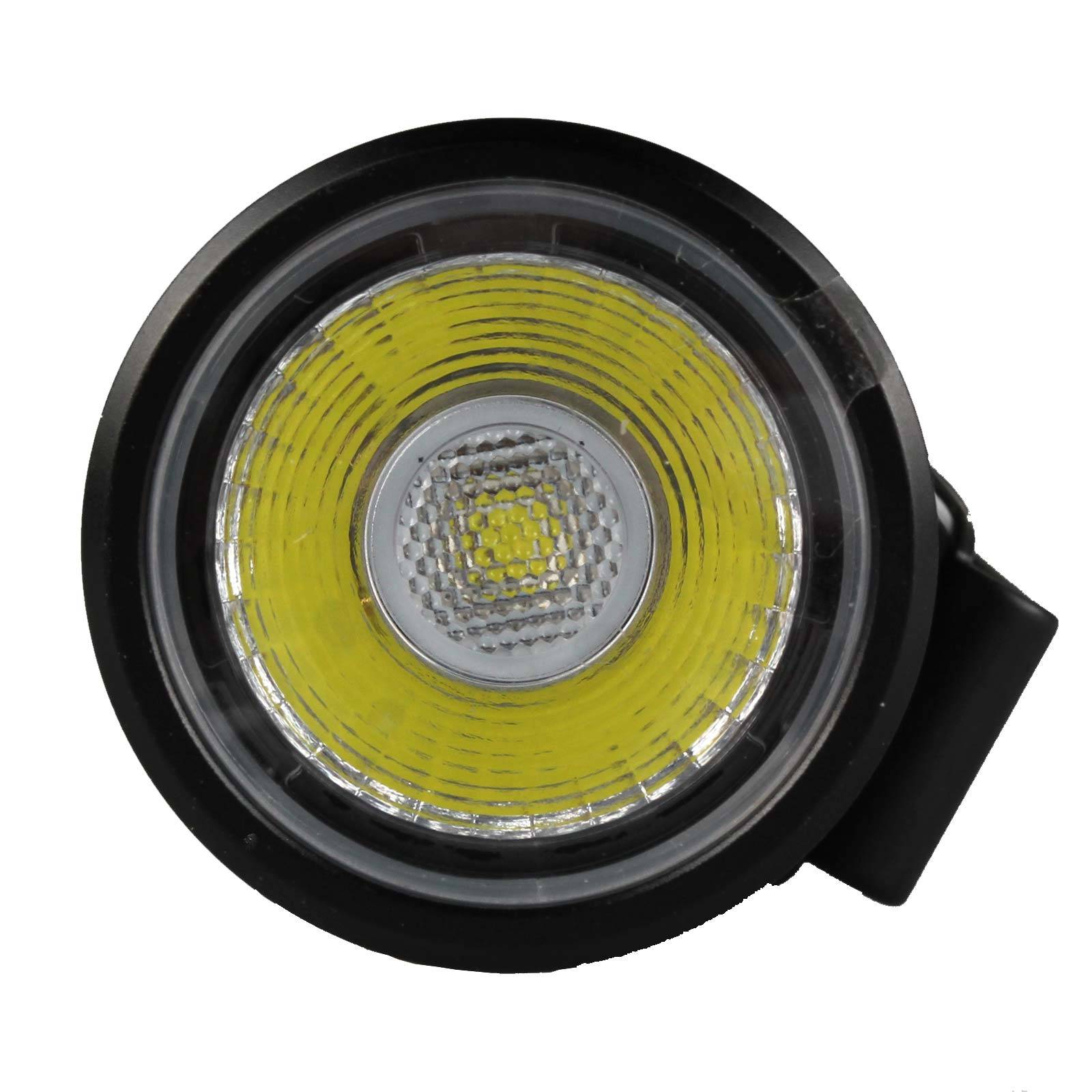Schwarzer runder LED-Scheinwerfer oder Spotlight mit gelbem reflektierendem Zentrum, dargestellt auf weißem Hintergrund.