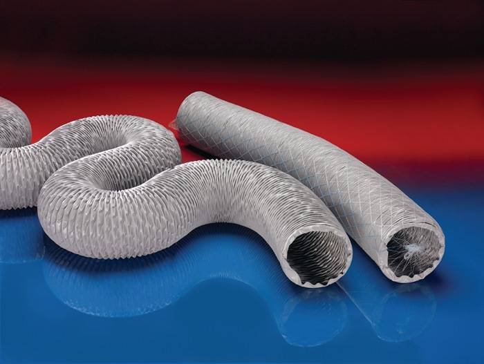 Zwei flexible, strukturierte Schläuche mit offenen Enden auf einer reflektierenden Oberfläche. Ein Schlauch ist gewickelt, der andere gerade. Beide erscheinen netzartig.