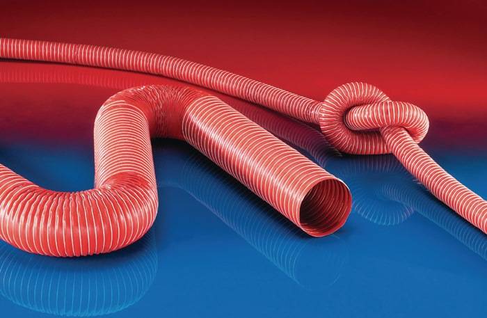 Eine gewickelte, rote flexible Leitung vor einem blau-roten Verlaufshintergrund, die die Bewegung von Luft oder Flüssigkeiten in mechanischen Systemen veranschaulicht.