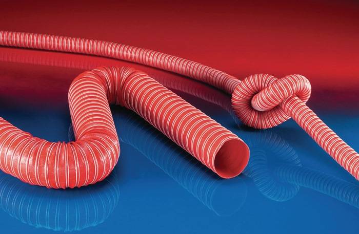 Eine gewickelte rot-weiß gestreifte flexible Schlauch wird vor einem rot-blauen Verlaufshintergrund präsentiert, wobei seine Textur und Form zur Geltung kommen.