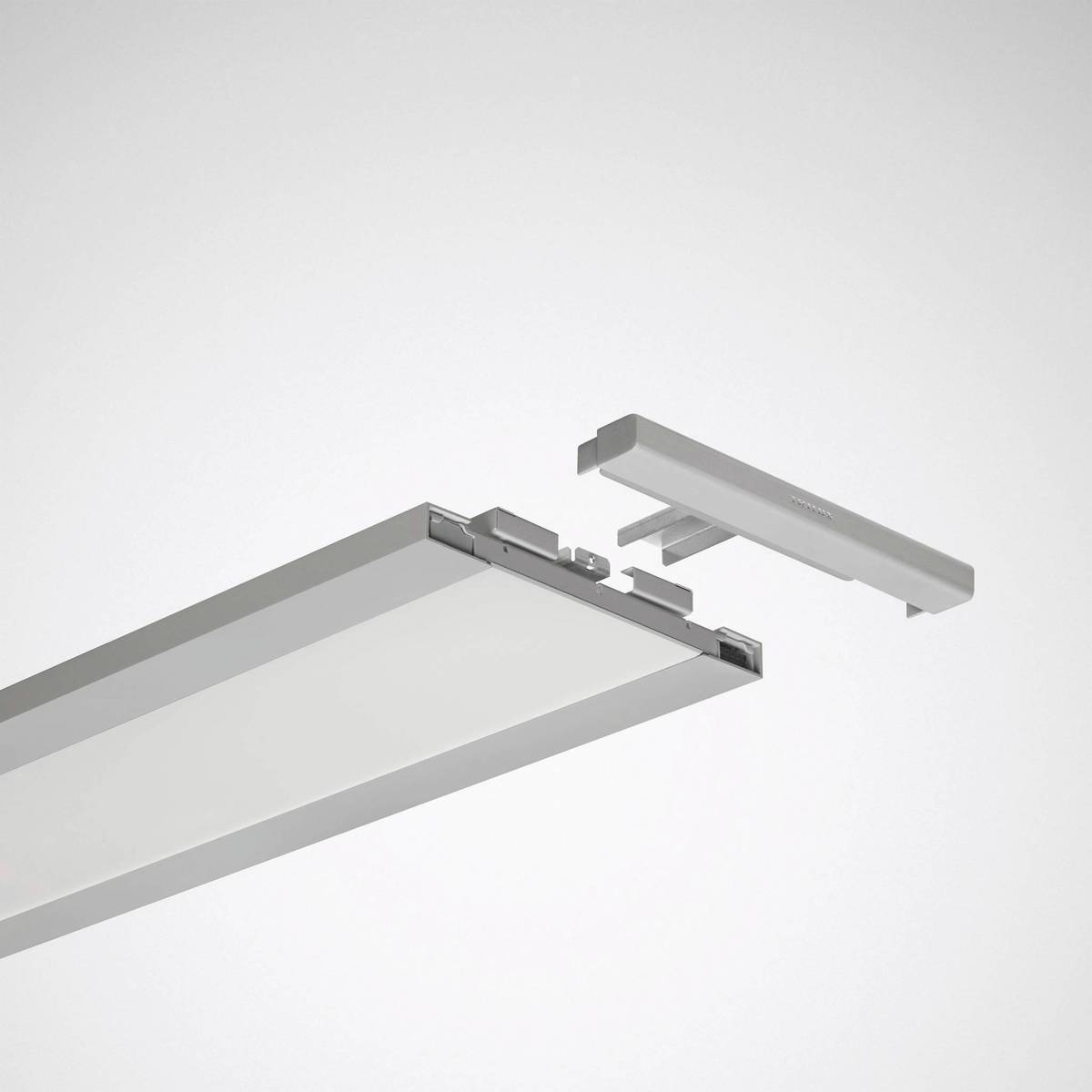 Rechteckige LED-Leuchte mit Befestigungsklammern, detachiert dargestellt, auf einem neutralen Hintergrund.