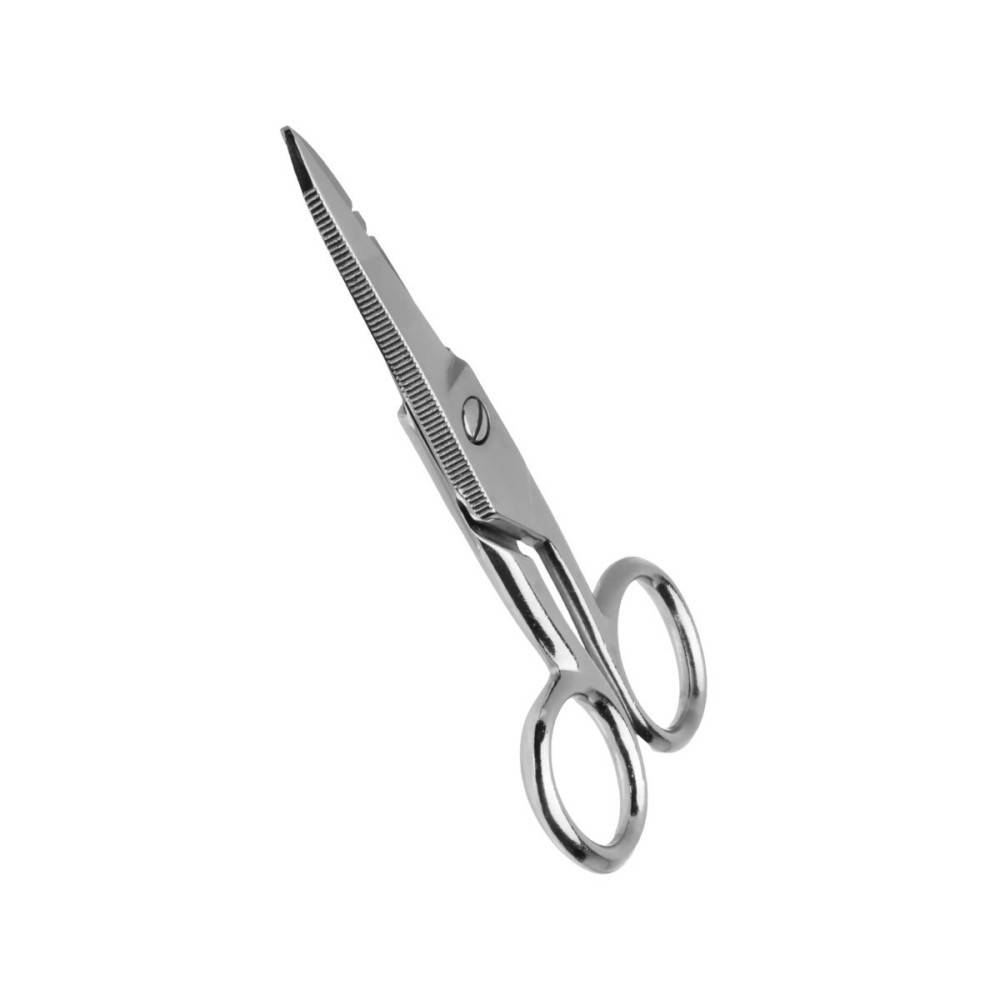Eine kleine Schere aus Metall mit spitzen Spitzen und Fingerösen, aus einer Winkelansicht betrachtet.