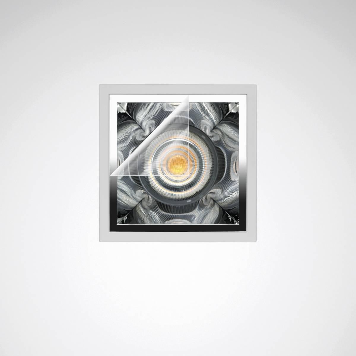 Ein quadratisch gerahmtes abstraktes Bild mit einem wirbelnden silbernen und goldenen kreisförmigen Muster, das an ein futuristisches mechanisches Auge oder eine Linse erinnert.