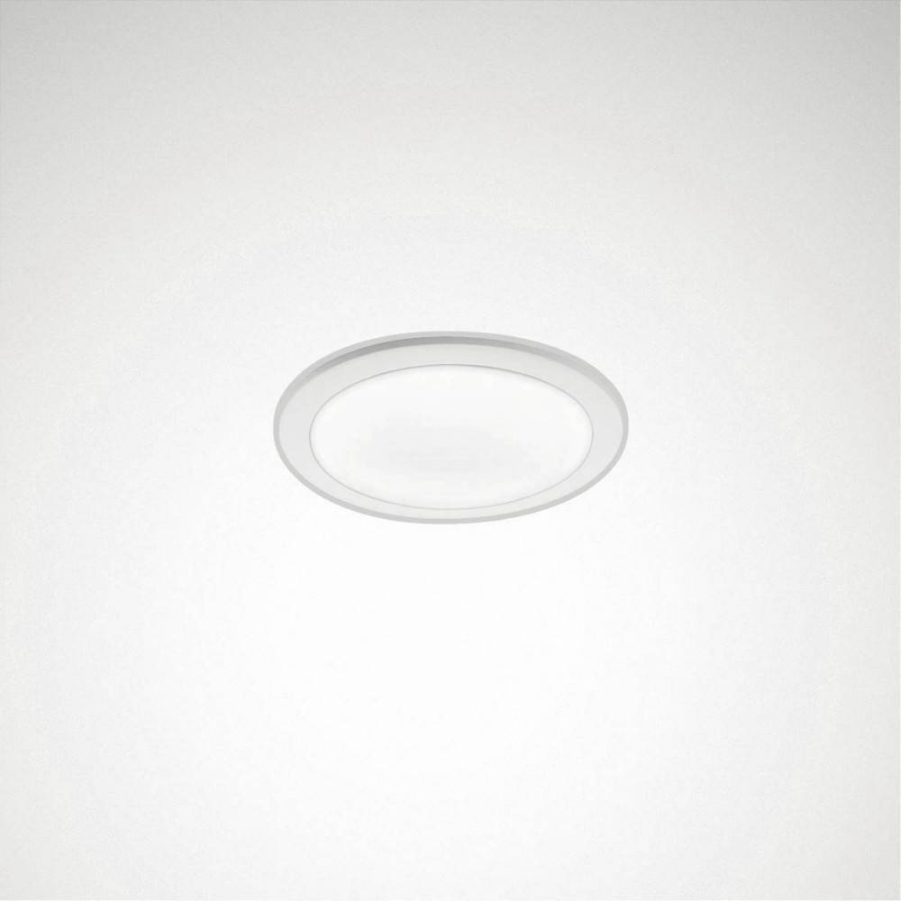 Eingelassene Deckenleuchte mit einem einfachen, modernen Design vor einem schlichten Hintergrund. Verbreitet weiches, diffuses Licht.