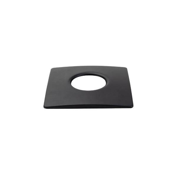 Eine quadratische schwarze Metallplatte mit einem zentralen kreisförmigen Loch, die als funktionales Trägerteil oder Montagebefestigung konzipiert ist.