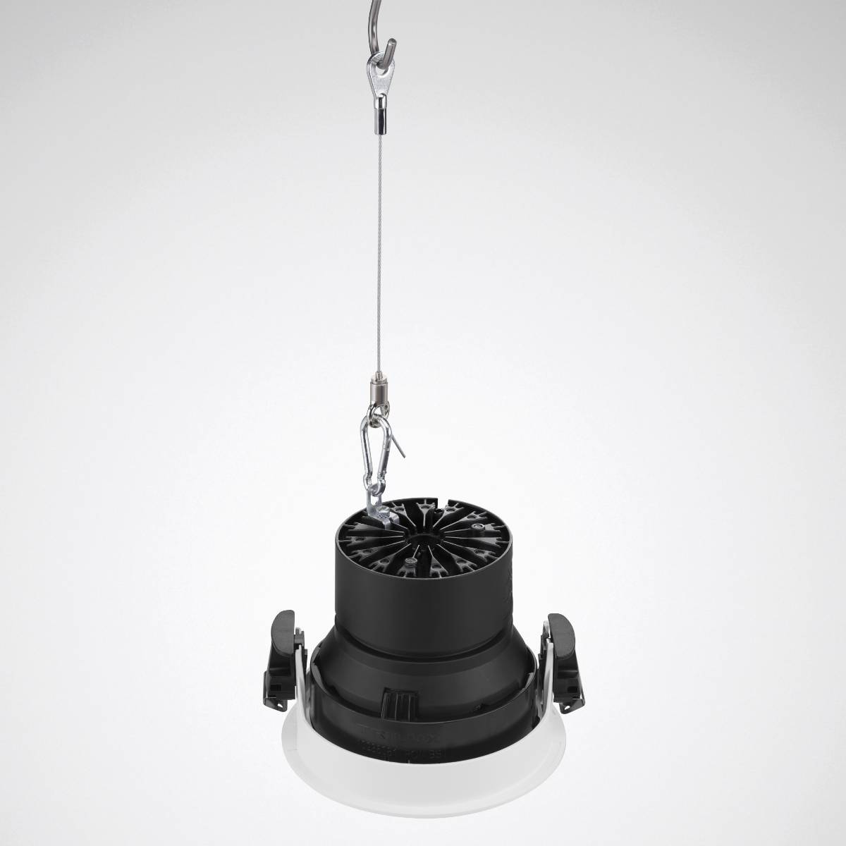 Eine hängende schwarz-weiße LED-Leuchte ist sicher an einem Kabel befestigt. Die Leuchte verfügt über Lüftungslamellen oben zur Wärmeableitung.
