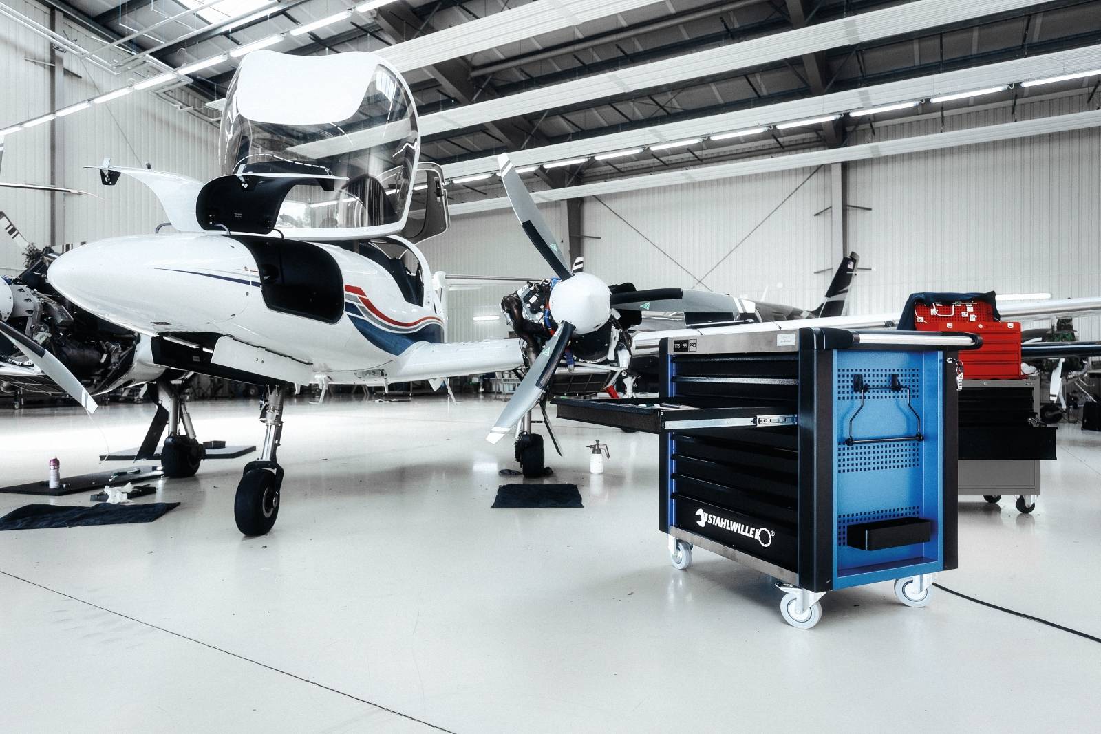 Werkstattwagen 98/7 PRO 7 Schubl. 890 x 650 x 865 mm rot, RAL 3020