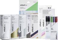 Verschiedene Cricut Joy Bastelmaterialien, einschließlich Vinyl, Einsteckkarten und einem Stift-Set in verschiedenen Farben für Bastelarbeiten.