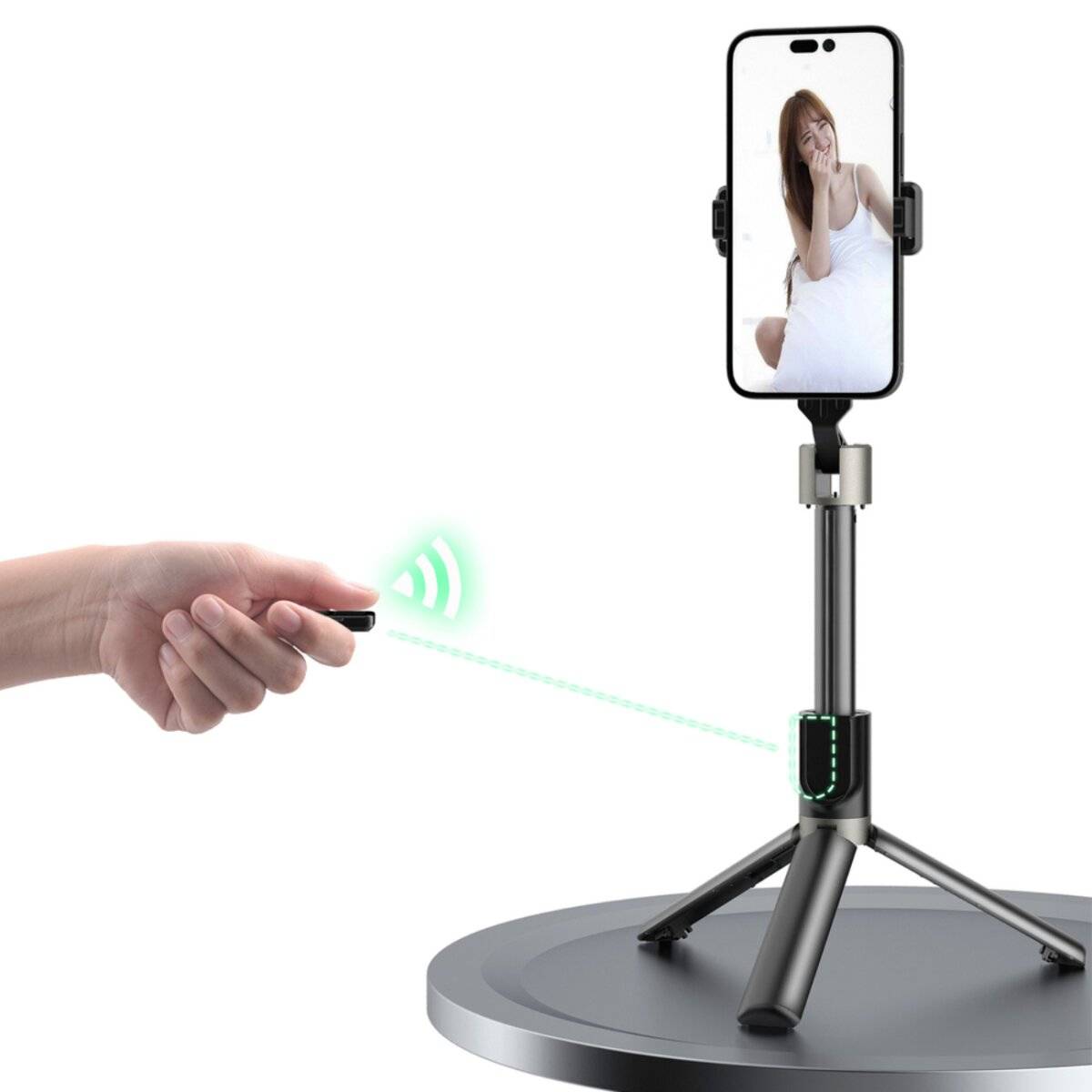 Smartphone auf einem Stativ mit einer Fernbedienungs-Selfiestick-Funktion, gehalten von einer Hand links, die die Fernauslösung von Fotos demonstriert.