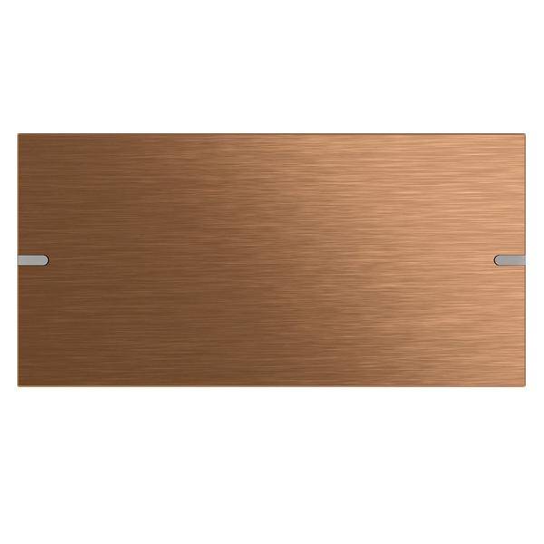 Ein rechteckiges, kupferfarbenes Metallobjekt mit gebürsteter Textur erstreckt sich über das Bild und weist zwei kleine graue Laschen an den kurzen Kanten auf.