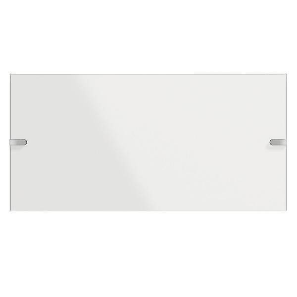 Eine rechteckige Whiteboard mit Metallklammern an den Seiten, vor einem schlichten weißen Hintergrund.