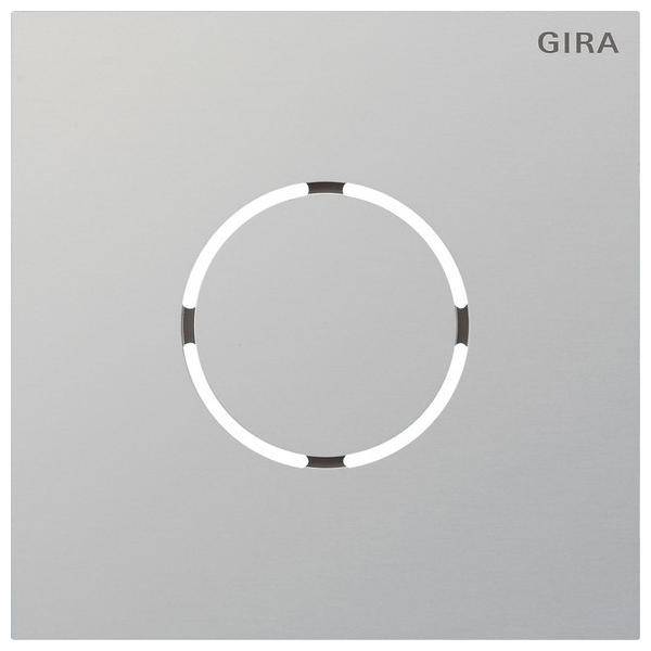Ein silberfarbenes, kreisförmiges Touchschalter-Panel mit dem Markennamen 'GIRA', der in der oberen rechten Ecke angezeigt wird.