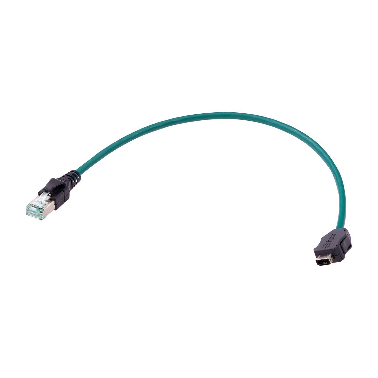Ein kurzes grünes Datenkabel mit einem USB-Stecker auf der einen Seite und einem RJ45-Stecker auf der anderen Seite, das für Netzwerkverbindungen verwendet wird.