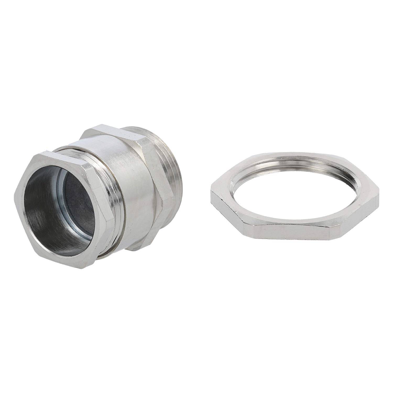 Metall-Leitungseinführung mit angesetzter Gegenmutter auf weißem Hintergrund.