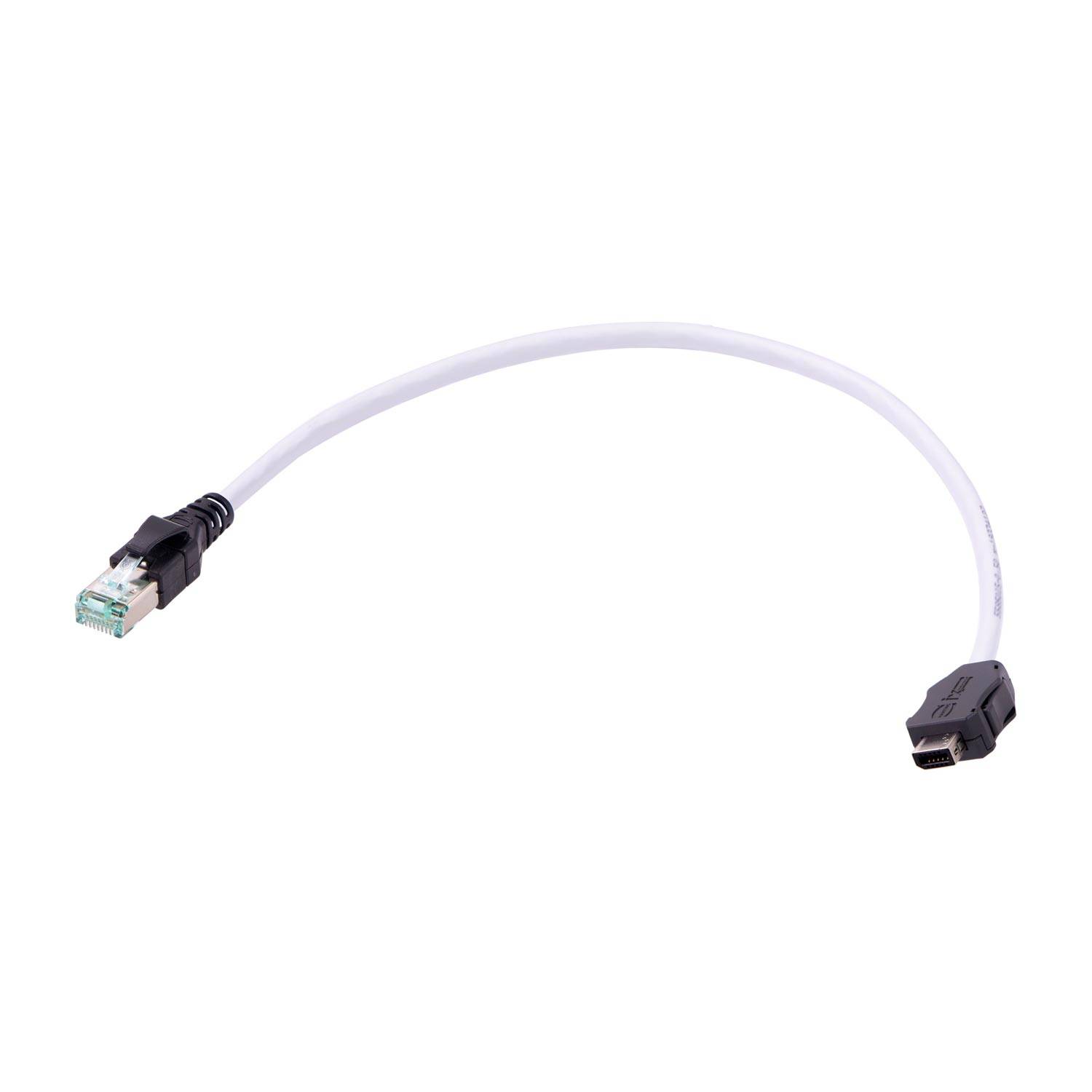 Ein kurzes weißes Ethernet-Kabel mit einem RJ45-Stecker auf der einen Seite und einem USB-Stecker auf der anderen Seite, das für Netzwerkverbindungen verwendet wird.