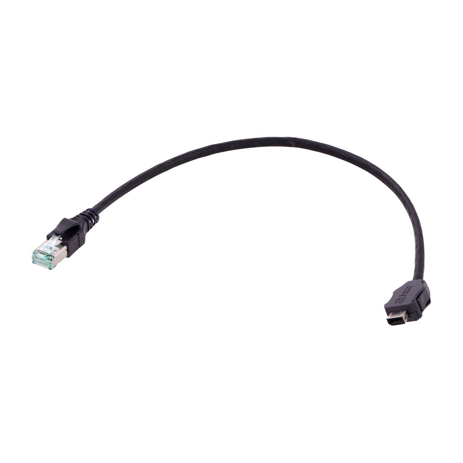 Ein schwarzes Kabel mit einem USB-Stecker auf der einen Seite und einem Netzwerkstecker auf der anderen Seite, das zum Verbinden elektronischer Geräte mit Netzwerken verwendet wird.