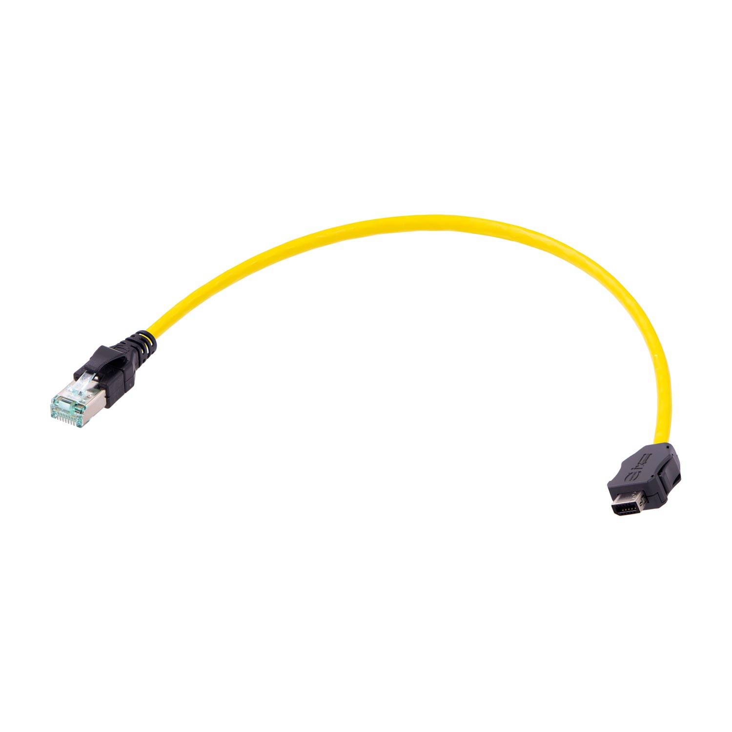 Ein gelbes Ethernet-Kabel mit einem RJ45-Stecker auf der einen Seite und einem anderen Steckertyp auf der anderen Seite, das zur Vernetzung von Geräten verwendet wird.