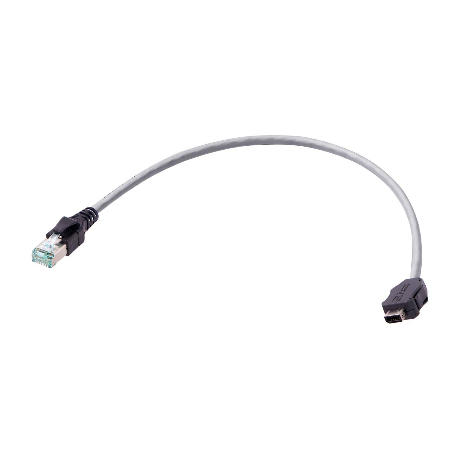 Ein kurzes Kabel mit einem Ethernet-Anschluss auf der einen Seite und einem Mini-USB-Anschluss auf der anderen Seite, das zum Verbinden von Geräten verwendet wird.