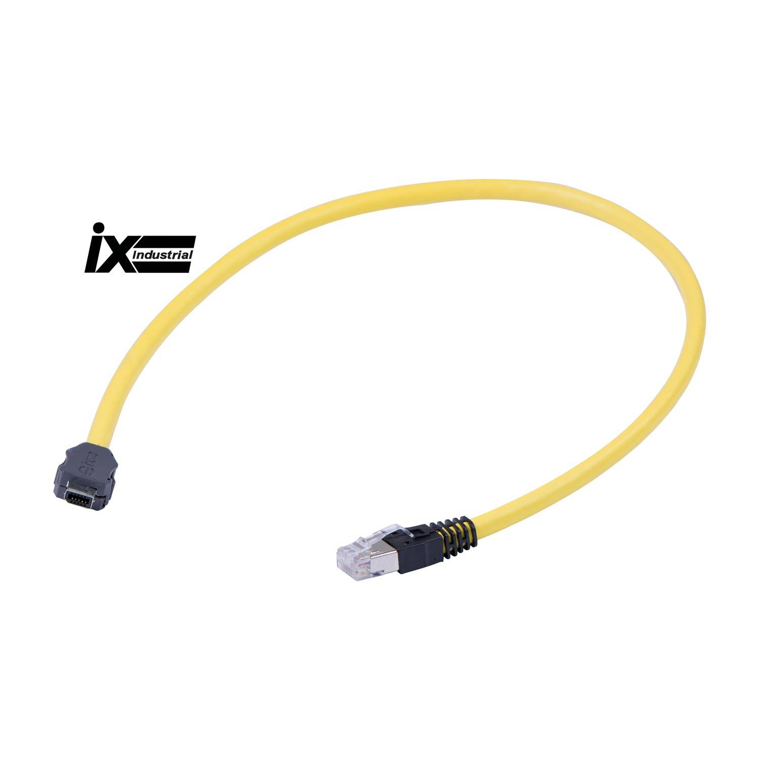 Gelbes Ethernet-Kabel mit iX-Industriestecker auf der einen Seite und Standardstecker auf der anderen Seite, das industrielle Konnektivität hervorhebt.