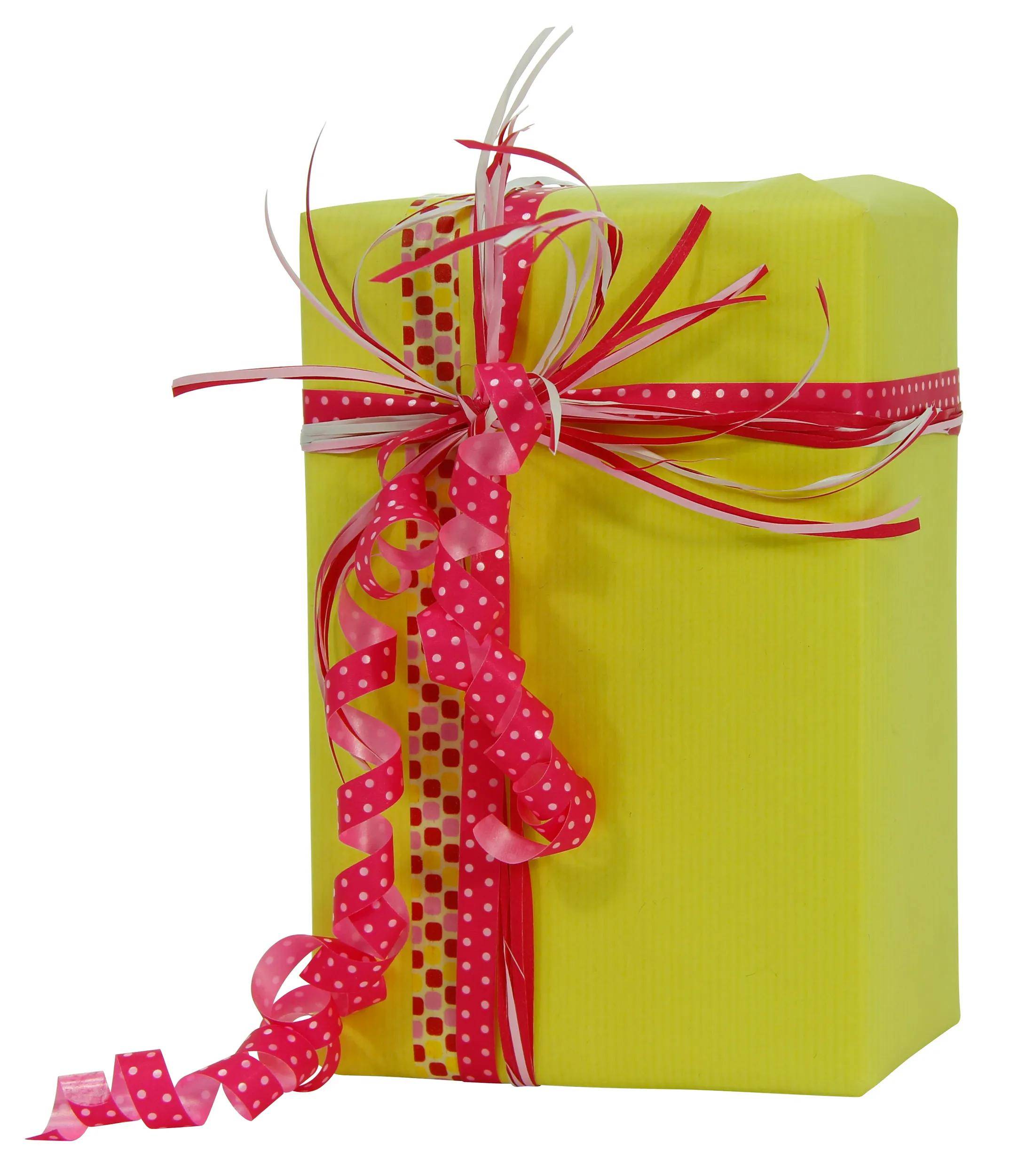 Hellgelbe Geschenkbox mit rosa Bändern und Lockenbogen auf weißem Hintergrund.