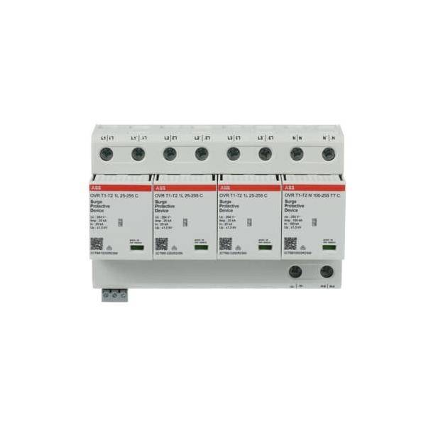 Überspannungsschutzgerät mit vier Modulen, das Etiketten mit technischen Spezifikationen und QR-Codes zur Verbesserung der elektrischen Sicherheit zeigt.