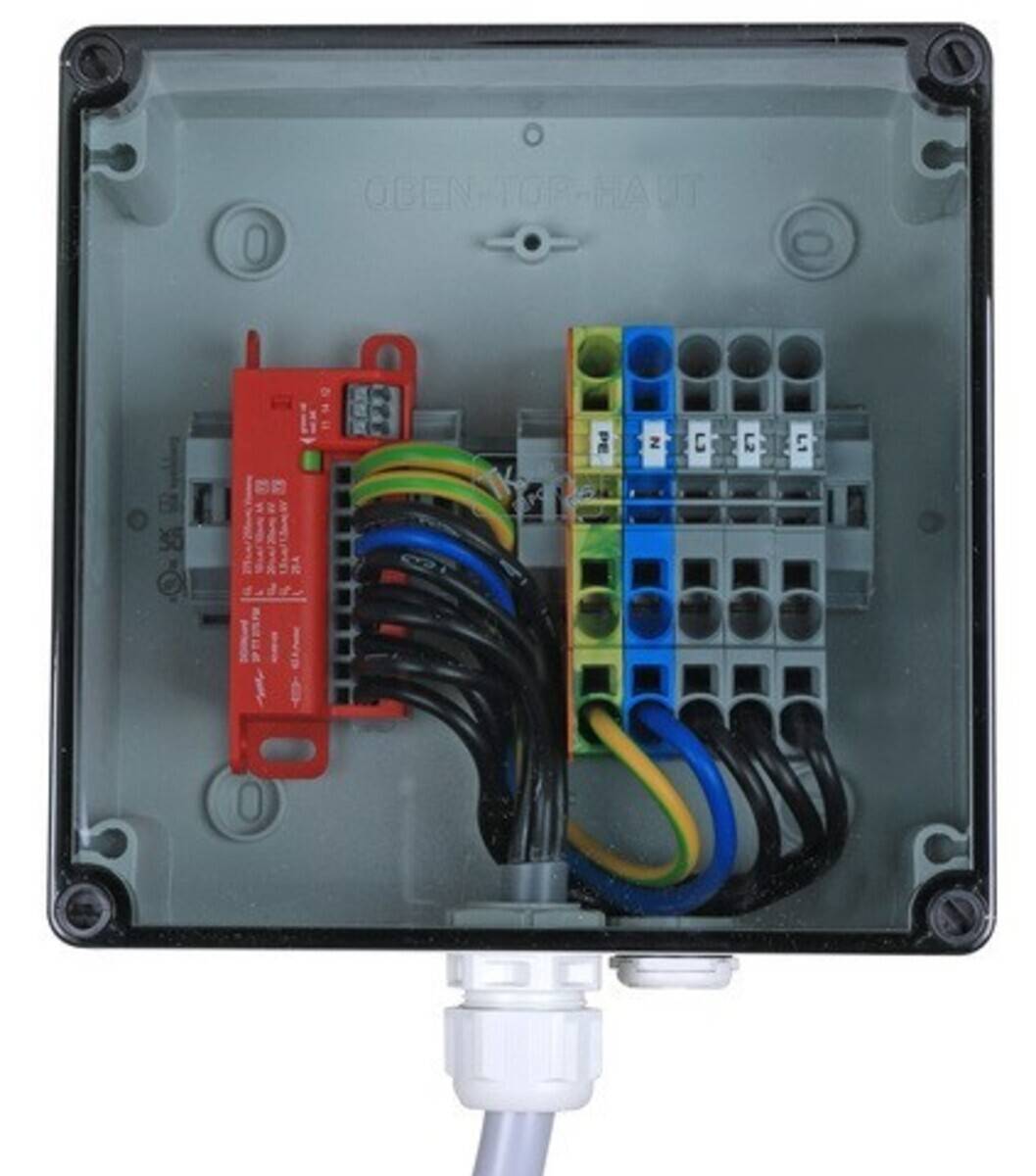 Eine elektronische Verteilerdose mit mehreren farbigen Kabeln, die an einem roten Gerät auf der linken Seite angeschlossen und auf der rechten Seite mit Anschlussklemmen beschriftet sind.