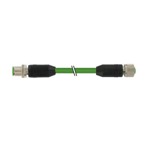 Grünes Kabel mit schwarzen Schutzstiefel und Metallsteckern an beiden Enden, isoliert auf weißem Hintergrund.