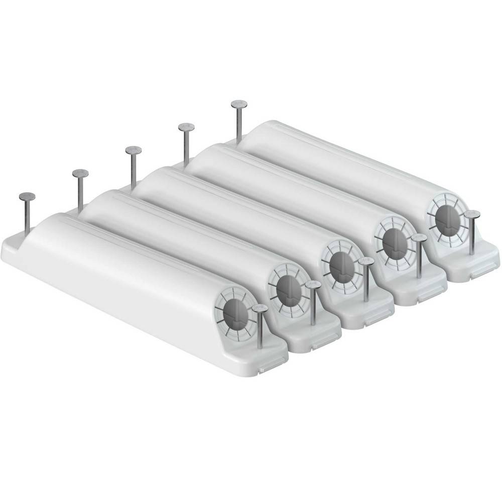 Fünf graue, rechteckige Sandsäcke mit kreisförmigen Flicken auf der Oberseite, jeder mit einer flachen Oberfläche und hervorstehenden Metallspitzen, parallel angeordnet.