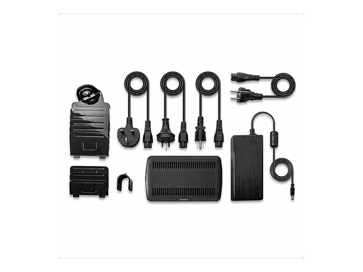Verschiedene schwarze Stromadapter, Kabel und Ladegeräte auf weißem Hintergrund angeordnet, einschließlich mehrerer Stecker und zwei rechteckiger Adaptereinheiten.