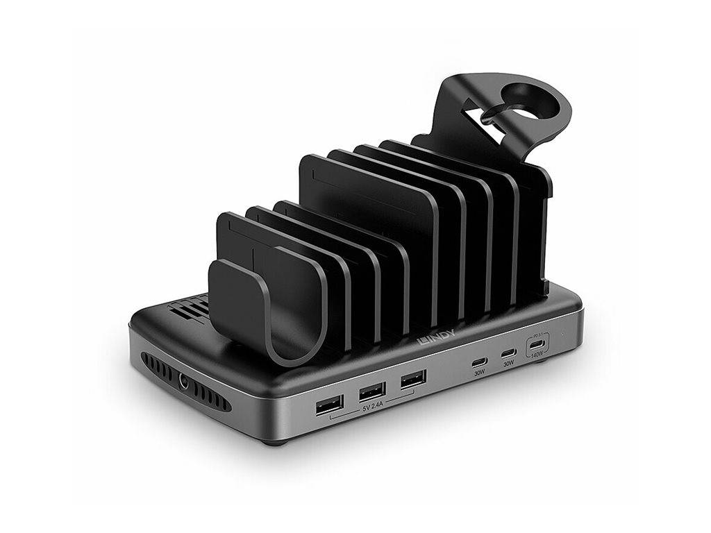 Schwarzer Desktop-Ladeknoten mit mehreren vertikalen Gerätefächern und mehreren vorderen USB- und USB-C-Anschlüssen, in Perspektive auf weißem Hintergrund dargestellt.