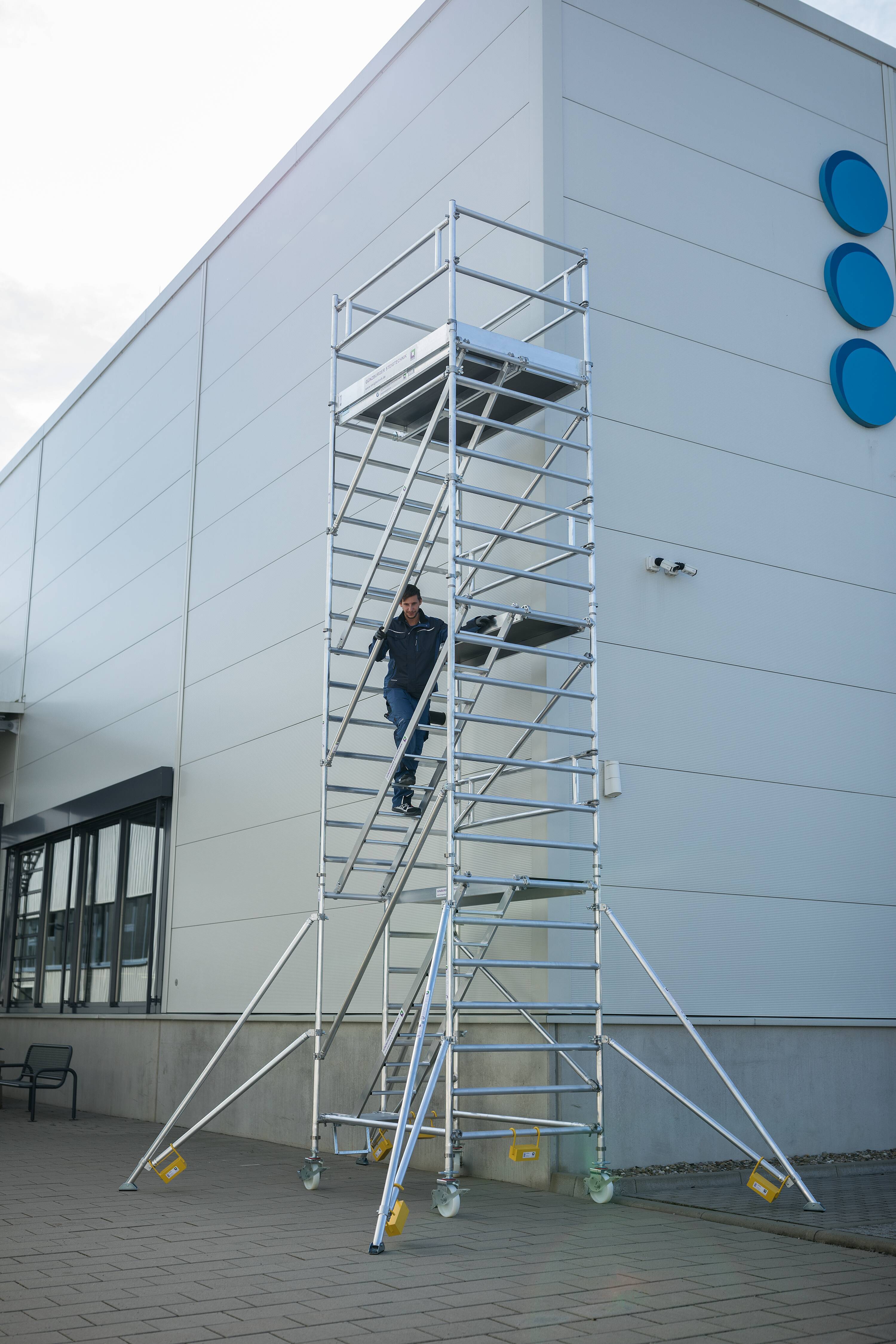 Munk Rollgerüst 1,35 x 3,0 m mit Schrägaufstiegen & Ausleger Plattformhöhe 4,35 m