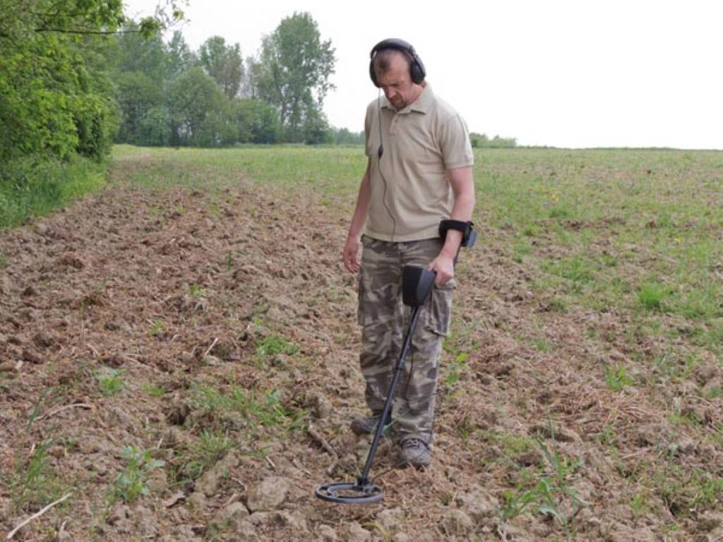 Velleman Metalldetektor, wasserdichte Suchspule 25 cm, LCD-Display, Suchtiefe 22 cm