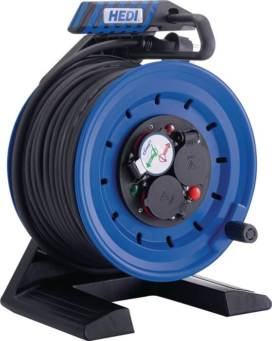 Eine blaue Kabeltrommel mit einem langen schwarzen Schlauch, der darum gewickelt ist, mit zwei Steckdosen und einem Griff für einfachen Transport.