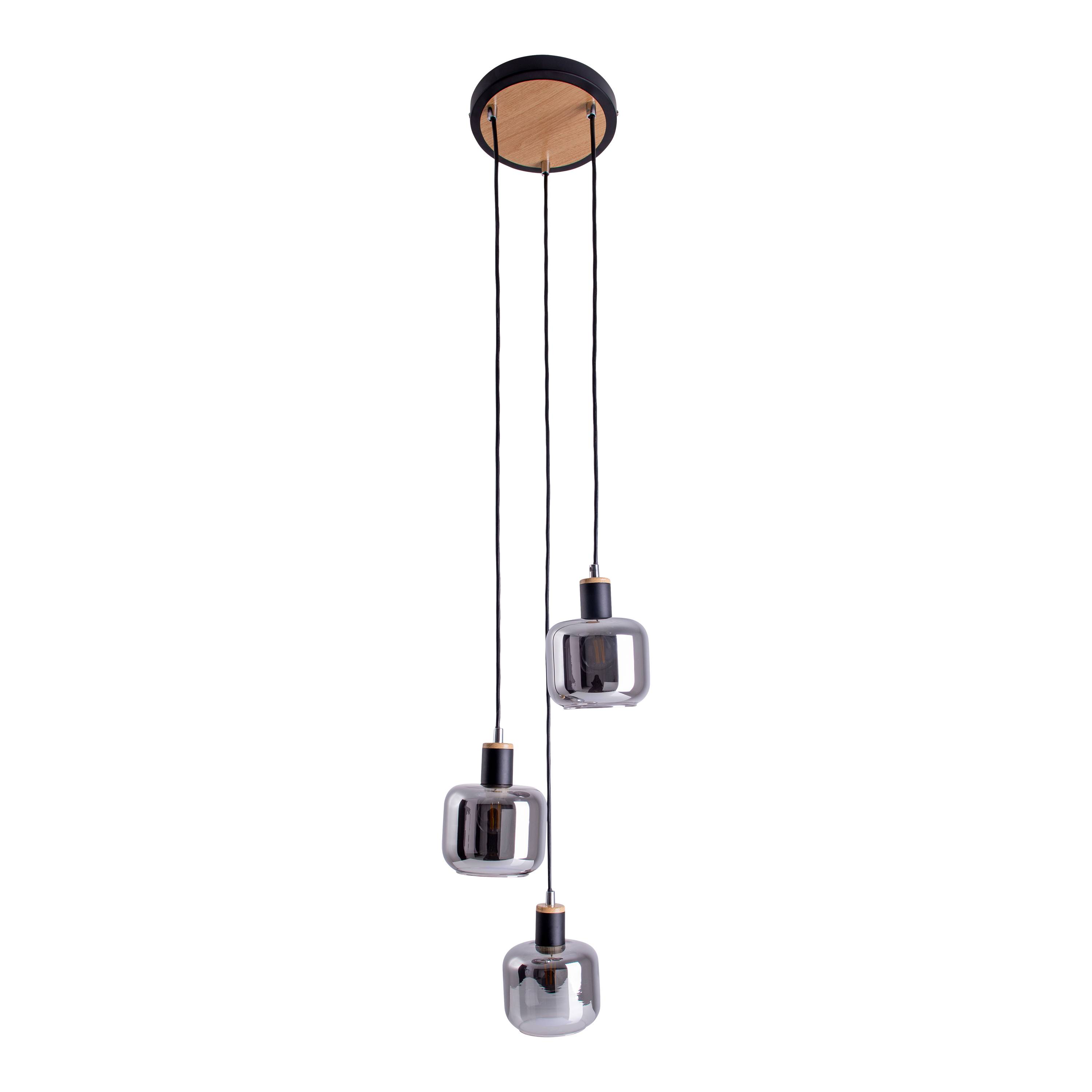 Moderne Pendelleuchte mit drei hängenden rauchfarbenen Glaskugel-Leuchten an schwarzen Seilen von einer runden Deckenhalterung.