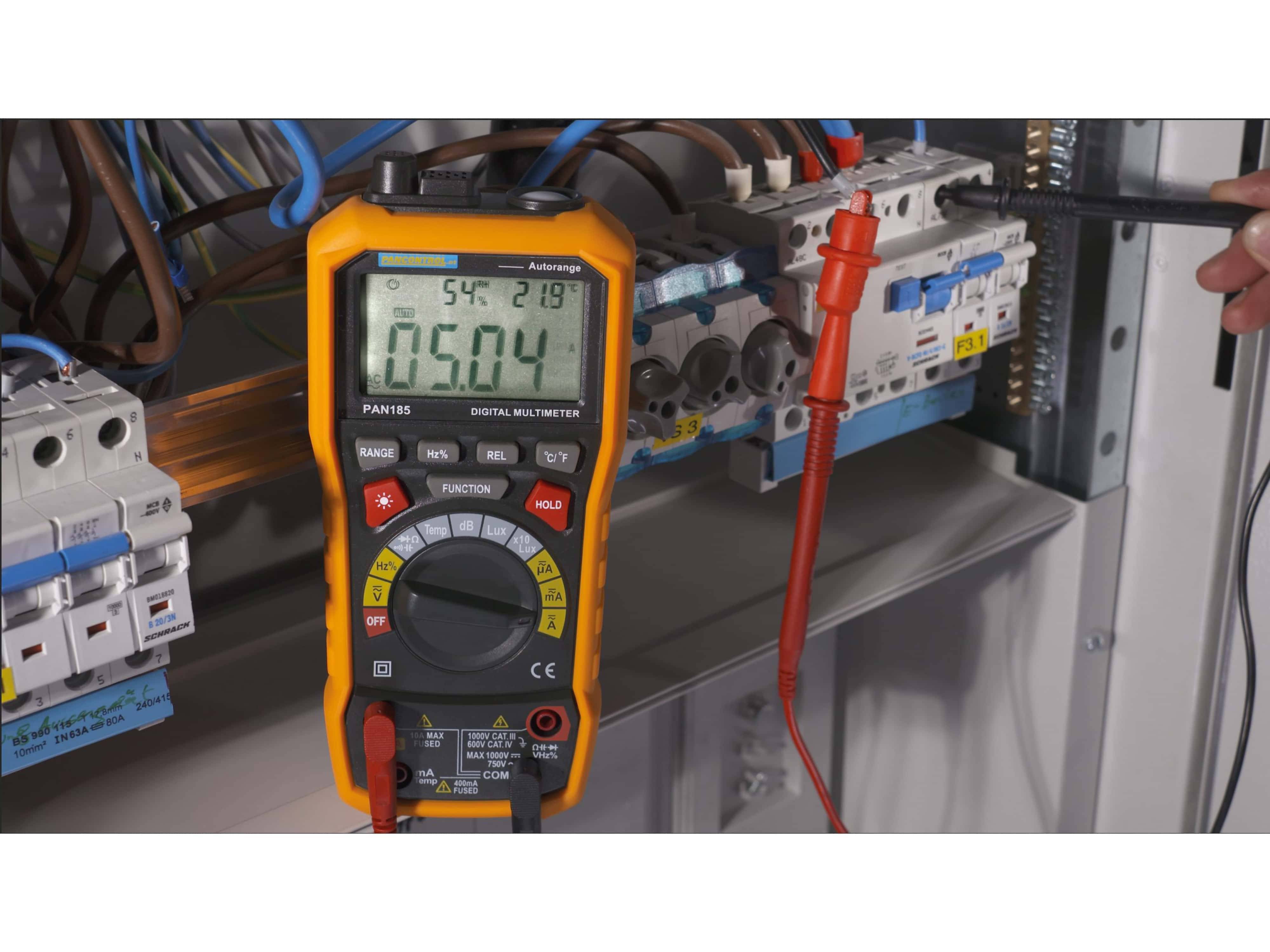 Ein digitales Multimeter zeigt „54.2