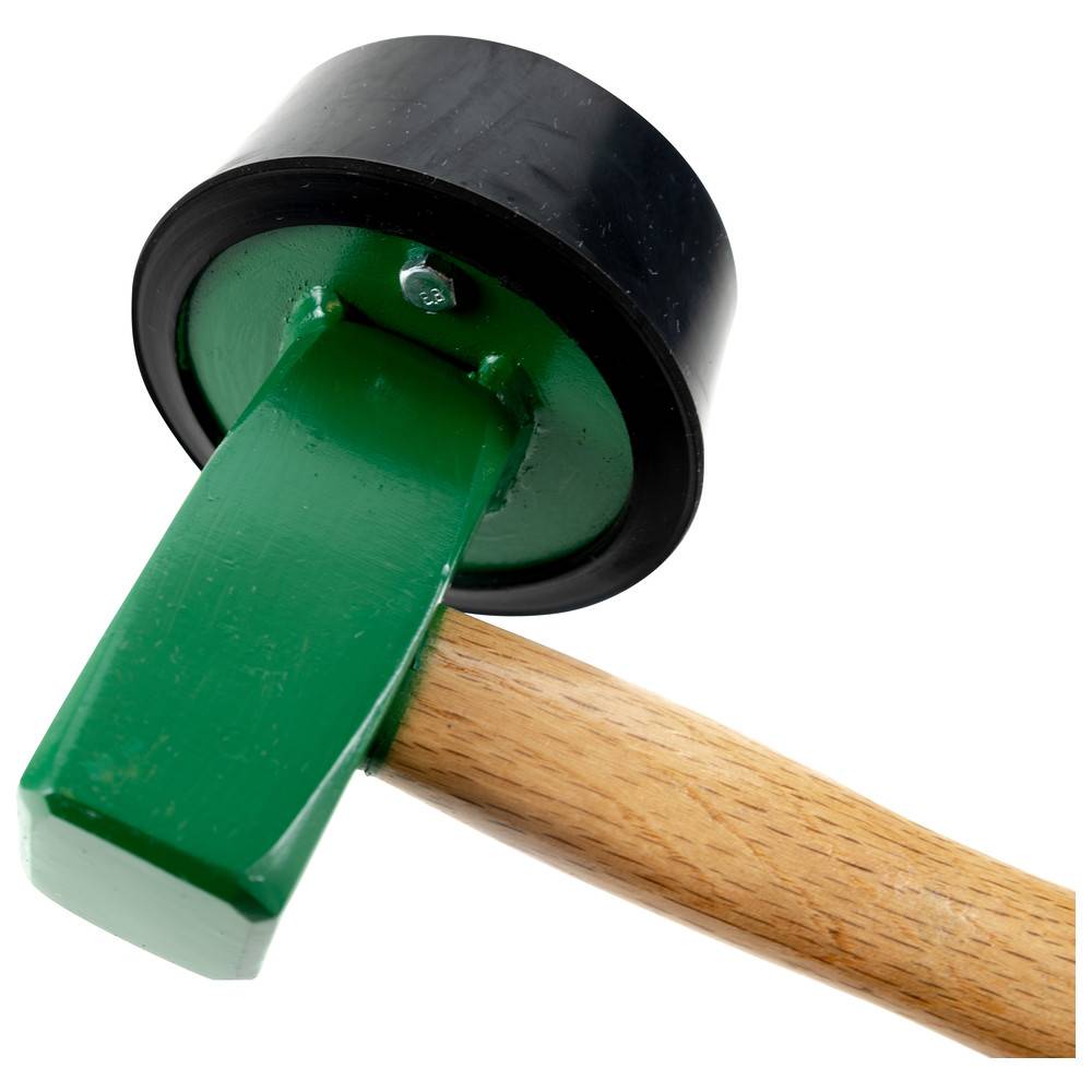 Ein Holzgriff-Hammer mit einem runden, schwarzen Gummikopf und einer grünen Metallbefestigung zur Sicherung des Griffs, schräg dargestellt.