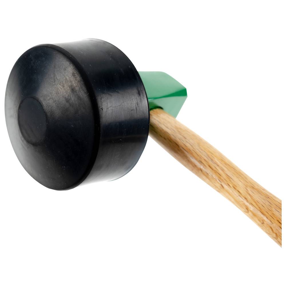 Ein Gummihammer mit einem schwarzen Kopf und einem hellbraunen Holzgriff, der häufig zum Formen von Metall oder zum Schlagen von Oberflächen ohne Beschädigung verwendet wird.