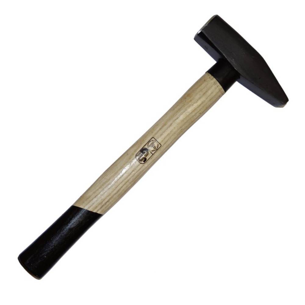 Ein Hammer mit einem Holzgriff und einem schwarzen Metallkopf, nach rechts geneigt, auf einem schlichten weißen Hintergrund.