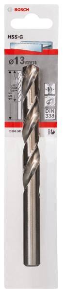 Nahaufnahme eines metallischen Bohrerbitss vor einem rot-weißen Hintergrund, die seine Spiralstruktur und einen Teil der Verpackungsinformationen zeigt.