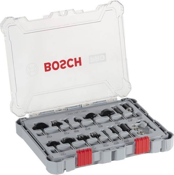 Bosch Fräsersatz in einem transparenten Kunststoffkoffer mit roten Verschlüssen, der verschiedene Fräser in individuellen Fächern präsentiert.